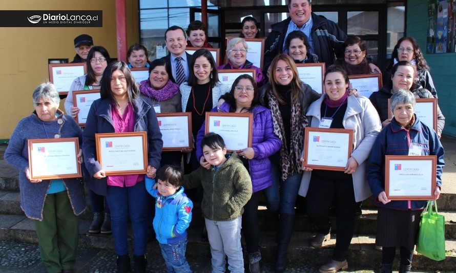 Vecinos de Lanco egresaron de programa Educación Financiera