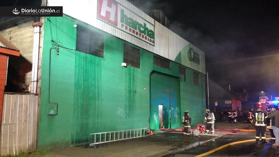 Incendio Ferretería Harcha: Bombero herido fue dado de alta