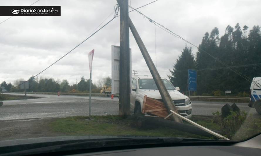 Conductor salvó ileso tras esquivar un perro y chocar con poste en ruta Valdivia-San José