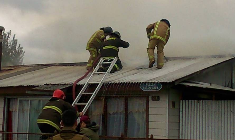 Rápida acción de bomberos salvó casa en Los Lagos