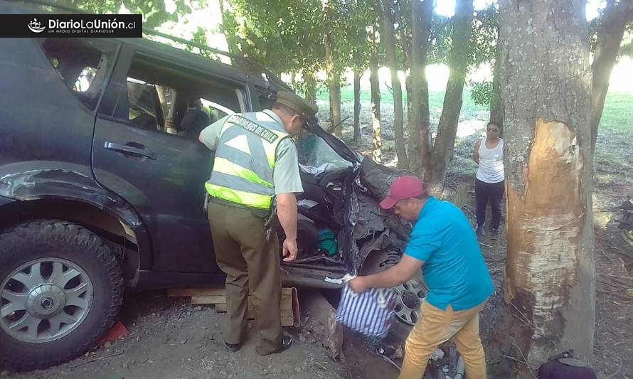 Automóvil chocó con un árbol cerca de la playa de San Pedro