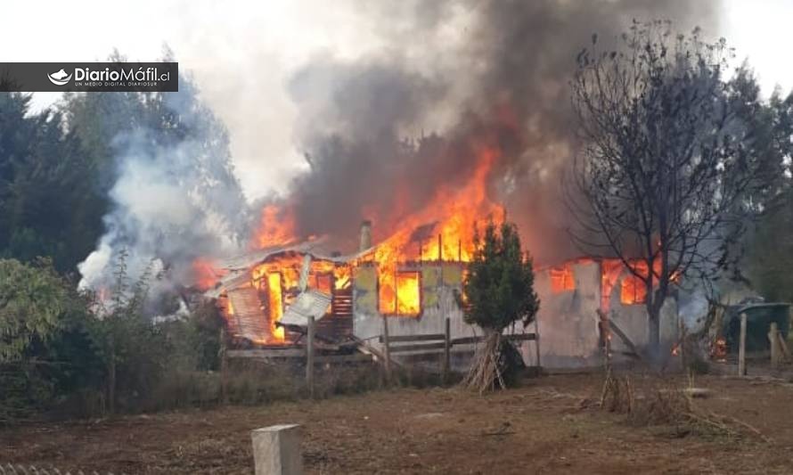 Tres damnificados tras incendio en Máfil