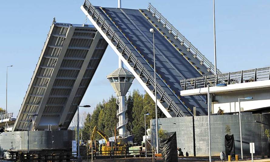 Reparación del Puente Cau Cau ocupa la agenda de encuentro entre diputado Berger y ministro del MOP