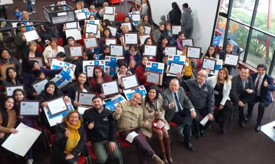 Familias de Lanco aprendieron educación financiera con el FOSIS