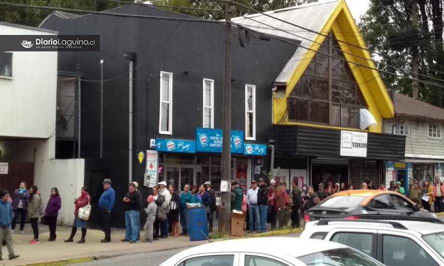 Fila de laguinos fuera de BancoEstado preocupa por escasa distancia entre ellos