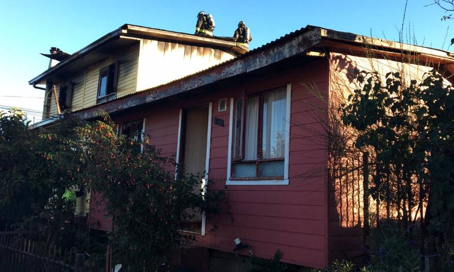 Incendio afectó a dos viviendas en calle René Schneider de Valdivia