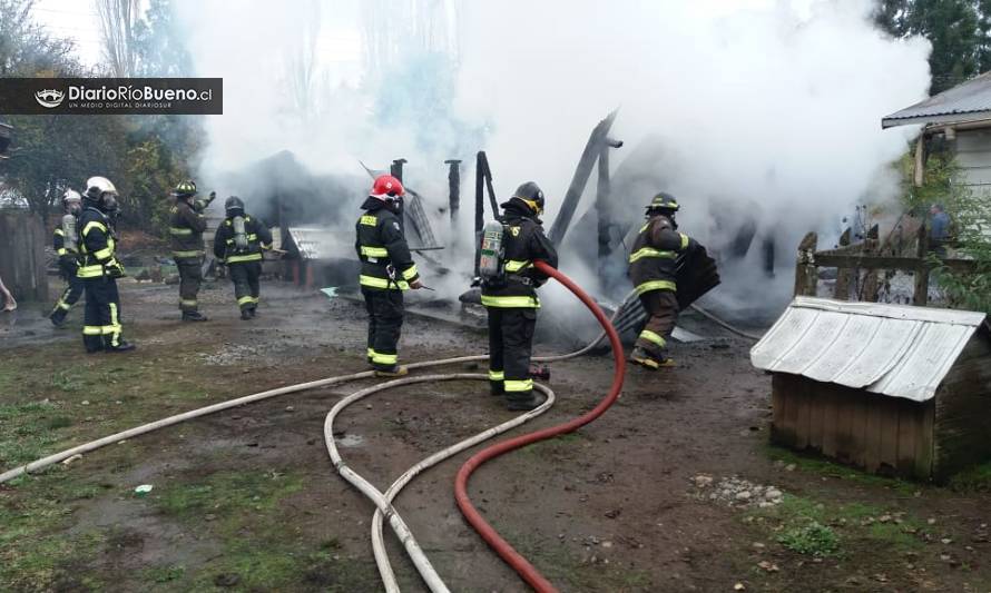 Río Bueno: Bomberos evitó que incendio de bodega afectara a 2 casas