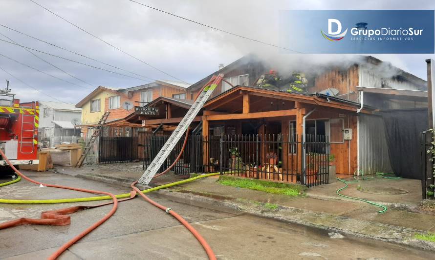 Al menos 4 damnificados tras incendio de vivienda en Futrono