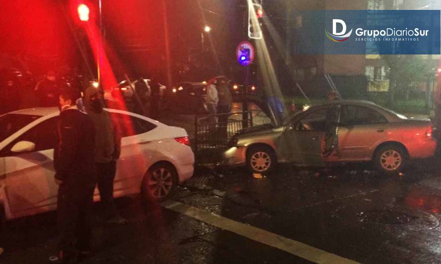 [Esta noche] Dos lesionados en colisión de dos autos en Valdivia