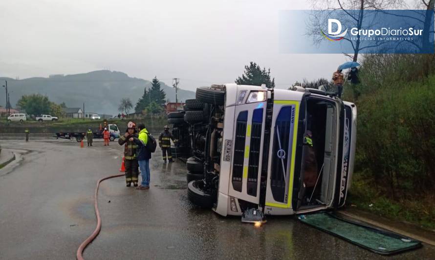 Camión volcó en salida norte de Los Lagos