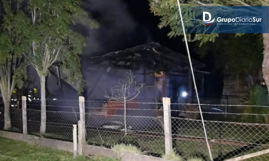 Incendio consumió vivienda en sector rural de Río Bueno