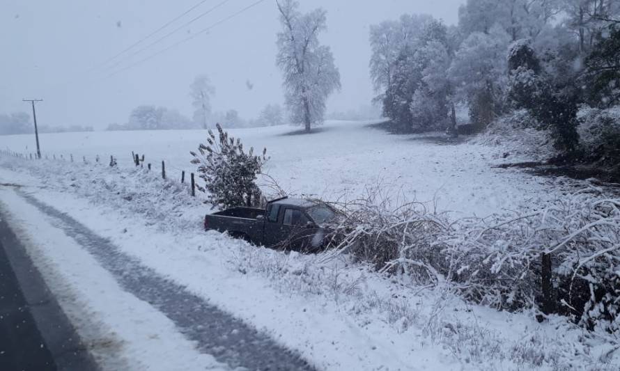 Vehículos despistan a causa de la nieve en comuna de Futrono