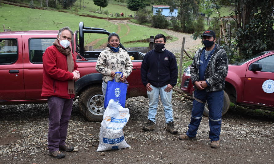 Municipalidad de Lanco entregó semillas y fertilizantes a 150 familias