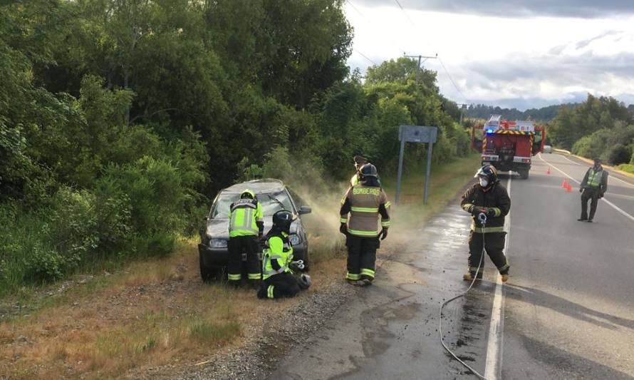 Conductor resulta con lesiones leves luego que su vehículo volcara en la ruta Antilhue-Los Lagos