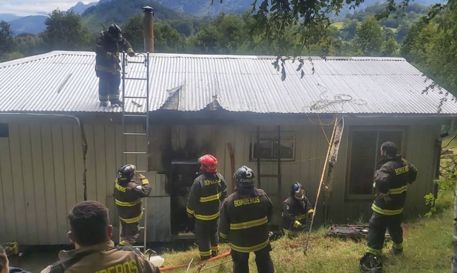 Principio de incendio movilizó a bomberos de Curriñe en la comuna de Futrono