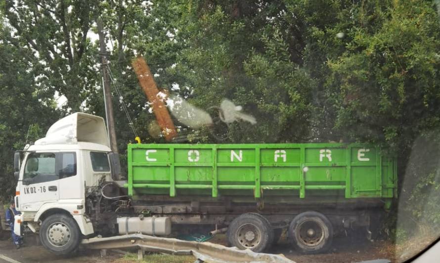 Camión chocó en la entrada del puente Santo Domingo en Valdivia