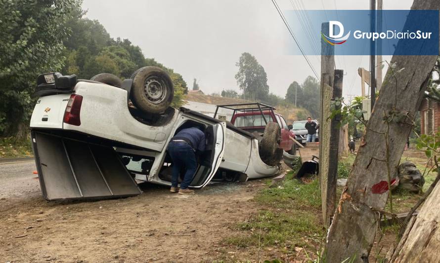 Camioneta volcó de campana en ruta Futrono-Llifén 
