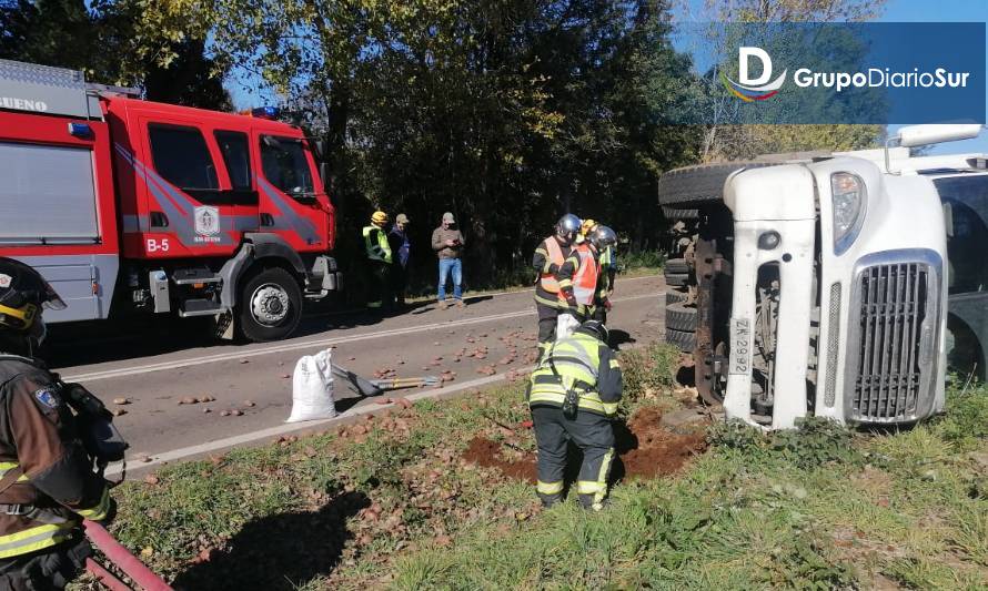 Lago Ranco: Alarma por volcamiento de camión y posterior choque de camioneta