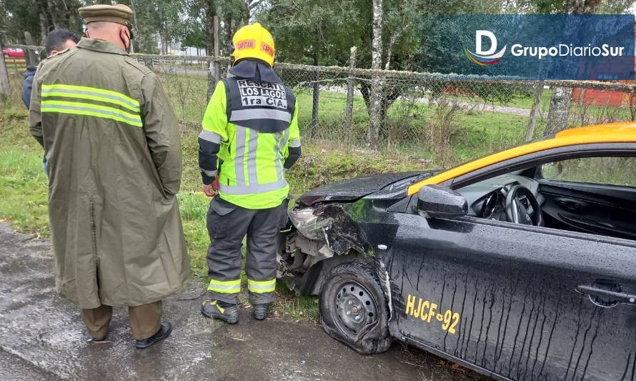 Los Lagos: Alarma por colisión de taxi y camioneta en Quinchilca