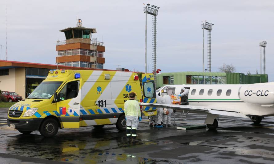 Trasladaron a 2 pacientes Covid positivo desde Los Ríos a Santiago