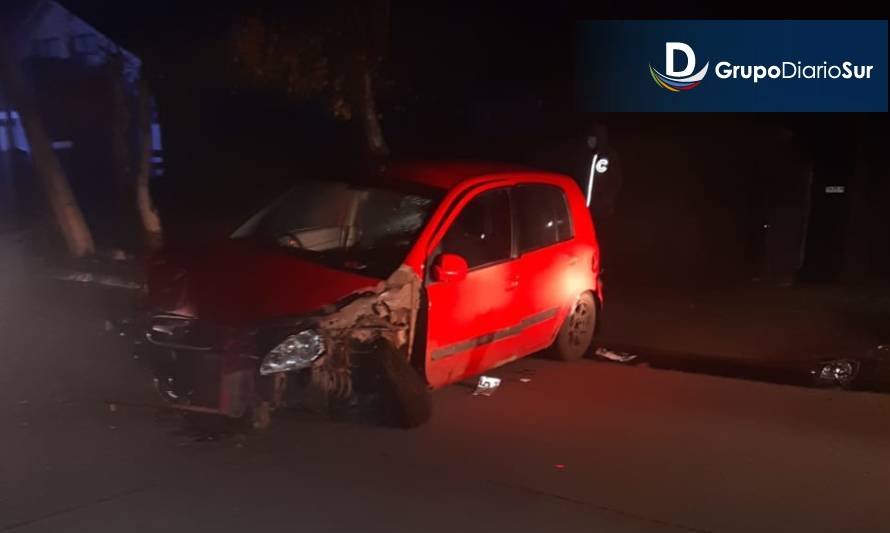 Automóvil impactó con un poste de luz en Paillaco