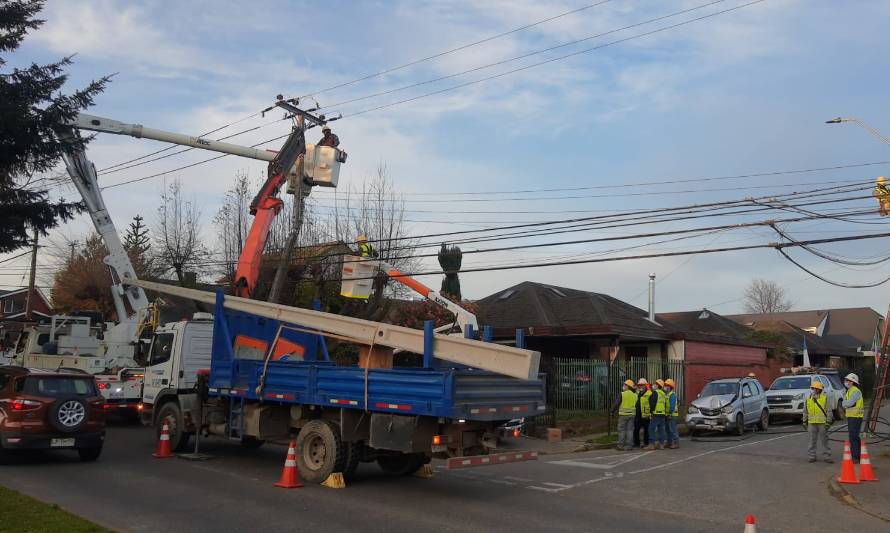 177 clientes quedaron sin suministro debido a choque de poste en Valdivia