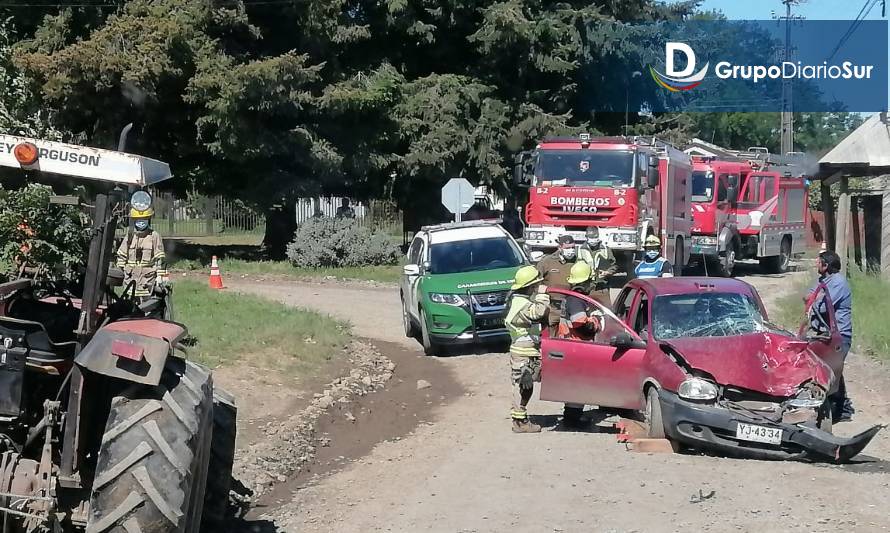 Automóvil y tractor protagonizaron un choque en Río Bueno