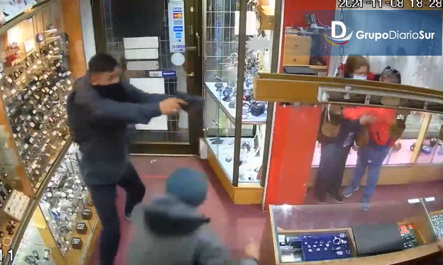 A punta de pistola: Video muestra asalto a joyería de Valdivia