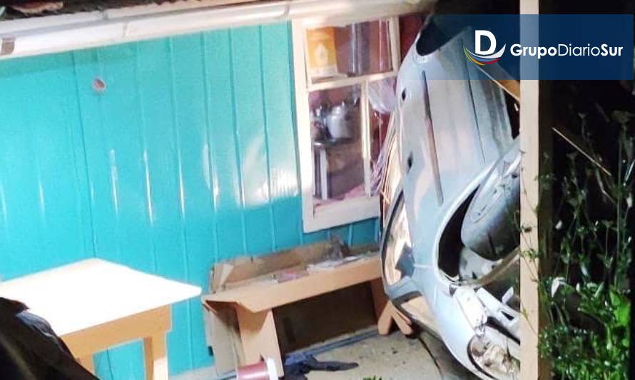 Accidente en la salida norte de Valdivia: Vehículo impactó una casa
