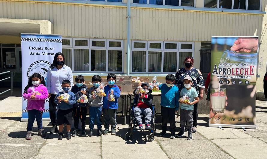 Aproleche Osorno comparte momentos navideños con niños de la provincia