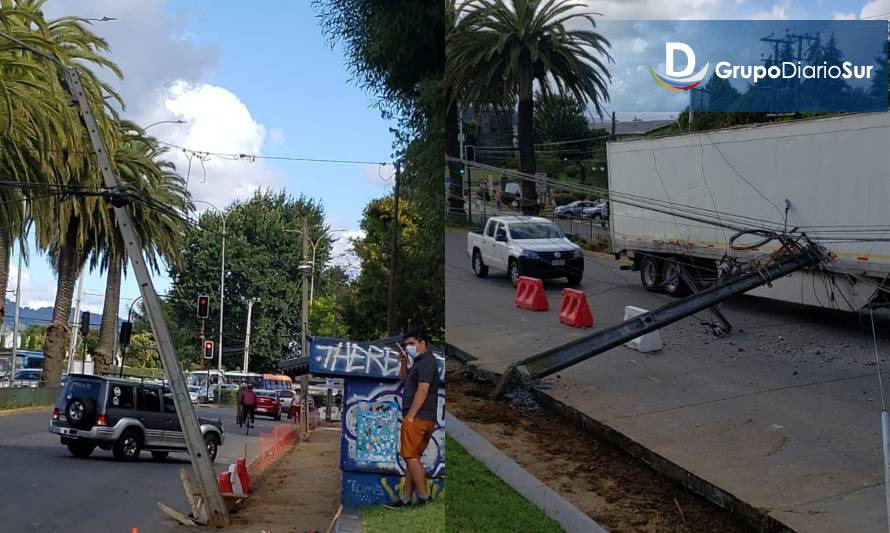 Intenso trabajo para reposición de postes derribados por camión en calle Picarte de Valdivia