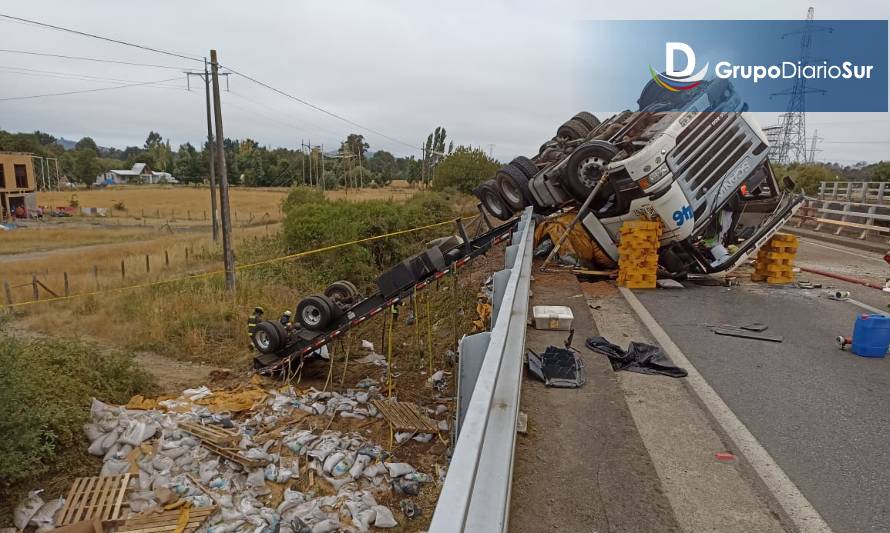 Un camión volcó en puente Llollelhue de La Unión