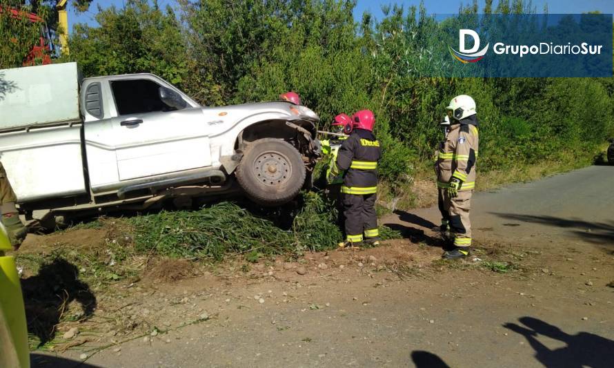 Vehículo volcó con dos ocupantes en Los Lagos