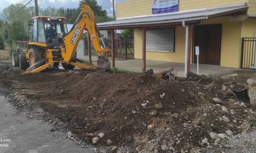 Municipalidad inspecciona construcción de estacionamientos en Malalhue
