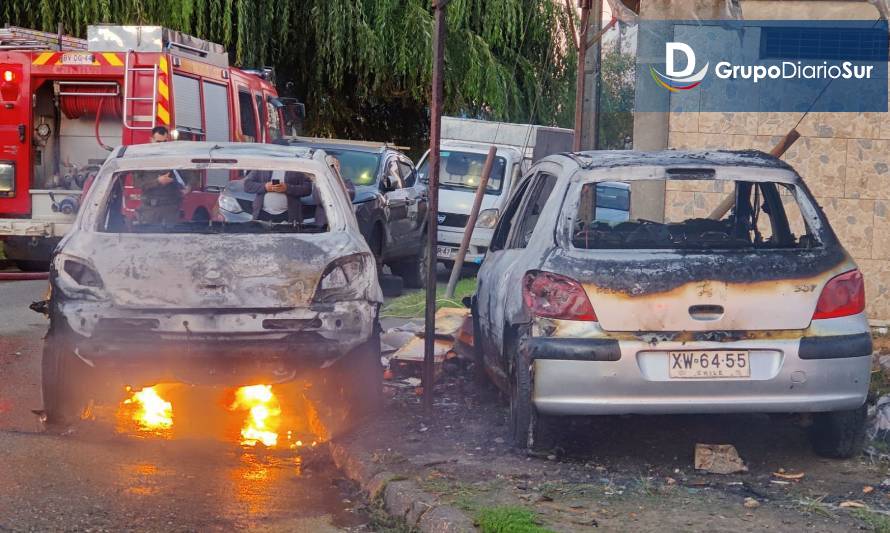 Imagen de vehículos incendiados cedida por Carabineros.