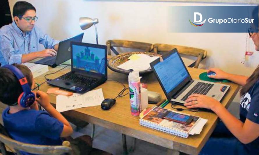 Familia teletrabajando en pandemia. Imagen Seremi del Trabajo y Previsión Social.