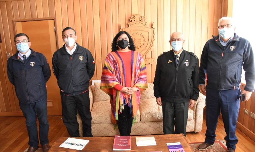 Paola Peña junta al director de Bomberos de Los Ríos. Crédito: D. Presidencal.