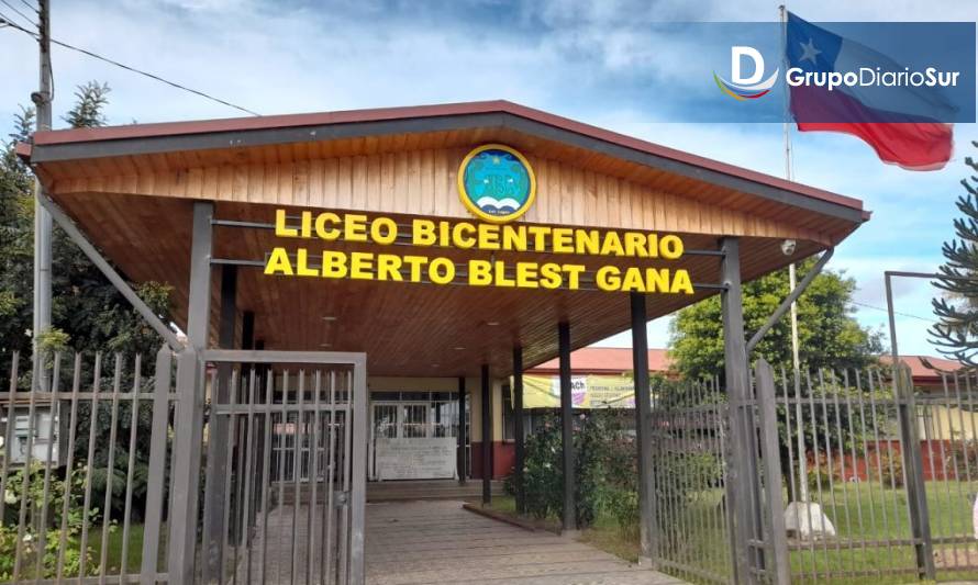 Puerta de ingreso al liceo Alberto Blest Gana de Los Lagos. Imagen Daem Los Lagos.