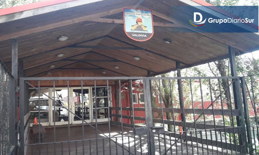 El liceo estuvo suspendido de funcionamiento por la Autoridad Sanitaria. Crédito: Diario Sur.