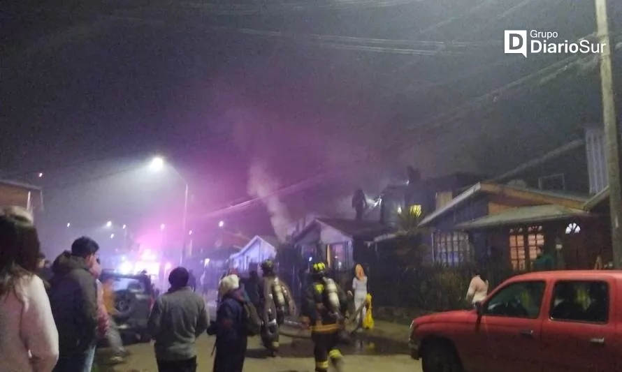 Incendio afecta a vivienda de dos pisos en Carlos Kaechler de Valdivia