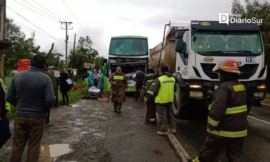 Al menos 12 lesionados deja colisión de bus en ruta Valdivia-Mariquina