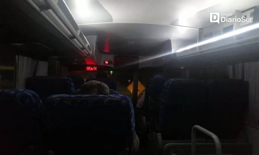 ESTA NOCHE: pasajeros aseguran que 
viajan en bus con peligroso desperfecto