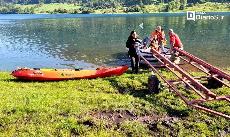 Sanos y salvos rescatan a kayakistas en el lago Riñihue