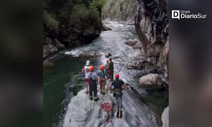 Con éxito culmina rescate de dos personas desde río Caunahue