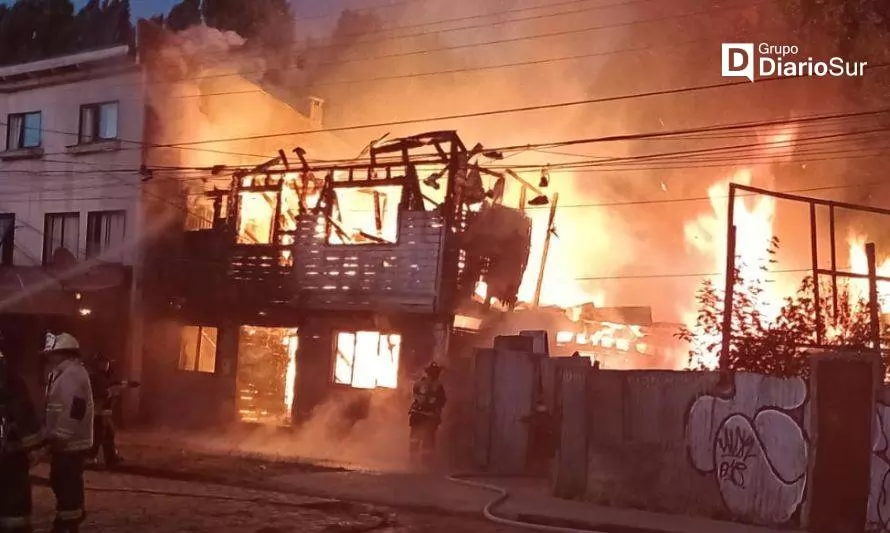 Incendio destruye casa y afecta edificio de tres pisos en Osorno