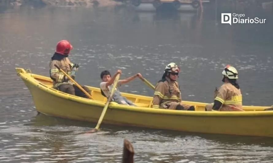 Lucas, niño héroe traslada a bomberos en bote para combatir incendios en Futa - Corral