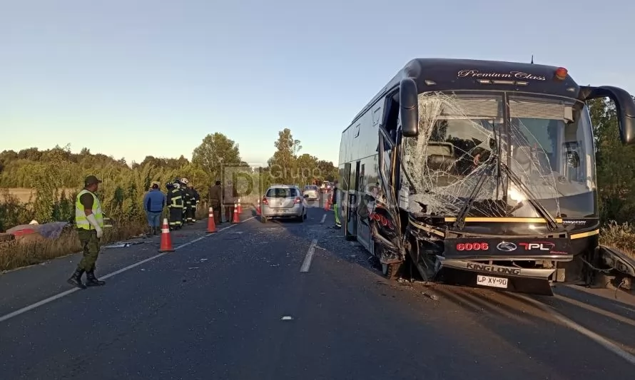 Colisión frontal entre bus y automóvil deja dos fallecidos en ruta Osorno-Puyehue 