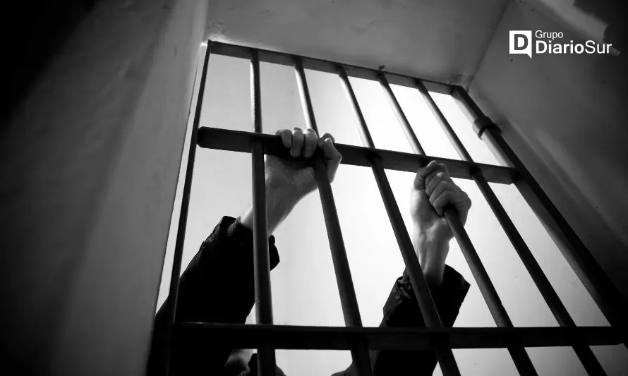 Decretan prisión preventiva para ex carabinero que robó celular de su ex pareja