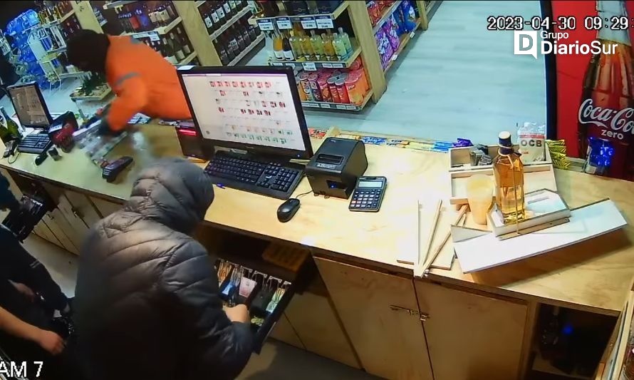 Registro del robo por la cámara de seguridad. Crédito: RioenLínea en Youtube.