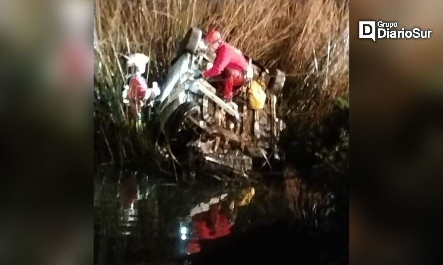 [VIDEO] Automóvil cayó al río en Valdivia con tres ocupantes en su interior